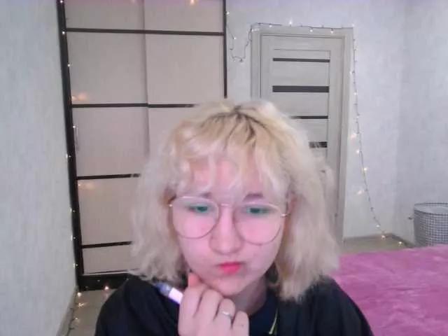 Discover our girls online shows and discover the company of countless livestreamers, with stunning shapes, sex toys and more.