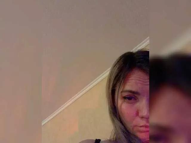 Ella-Pearlie from BongaCams