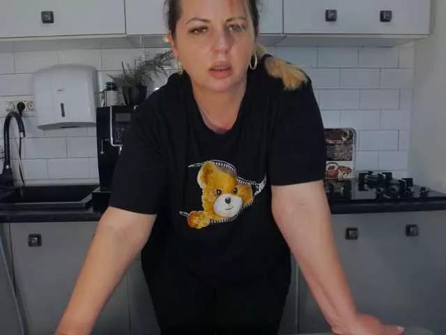 EllaSwan from BongaCams
