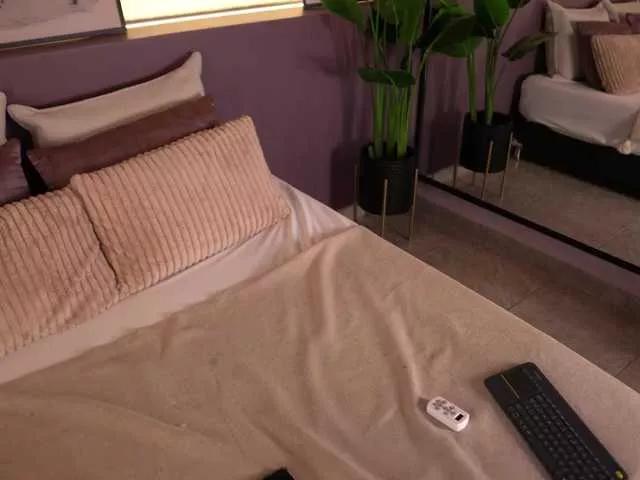 ElleDiane from BongaCams