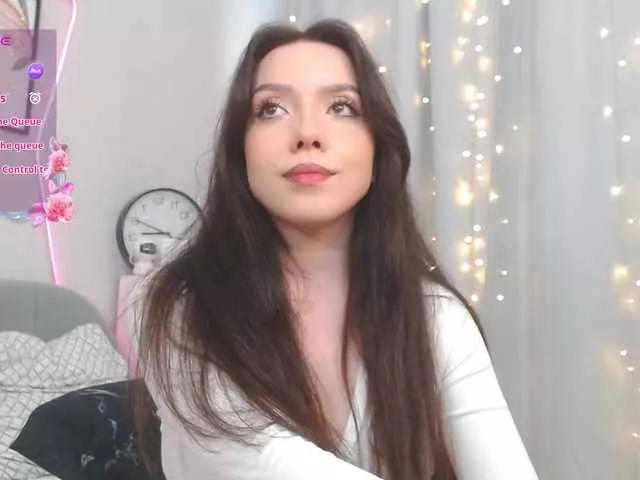 Discover our girls online shows and discover the company of countless livestreamers, with stunning shapes, sex toys and more.