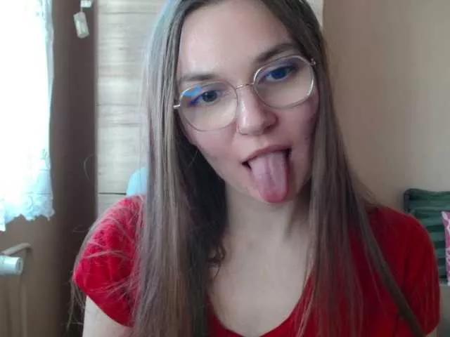 Discover our girls online shows and discover the company of countless livestreamers, with stunning shapes, sex toys and more.
