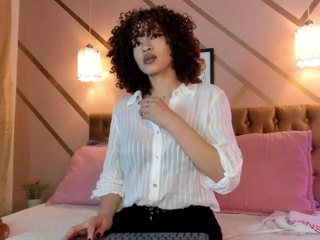 Discover our girls online shows and discover the company of countless livestreamers, with stunning shapes, sex toys and more.