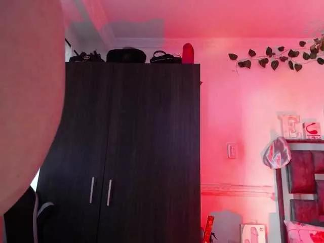 Discover our girls online shows and discover the company of countless livestreamers, with stunning shapes, sex toys and more.