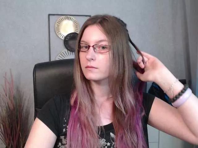 Discover our girls online shows and discover the company of countless livestreamers, with stunning shapes, sex toys and more.