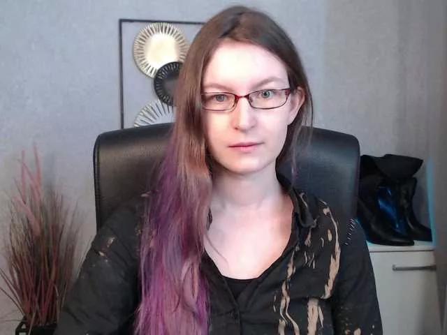 Discover our girls online shows and discover the company of countless livestreamers, with stunning shapes, sex toys and more.
