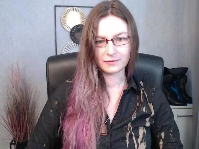 Discover our girls online shows and discover the company of countless livestreamers, with stunning shapes, sex toys and more.