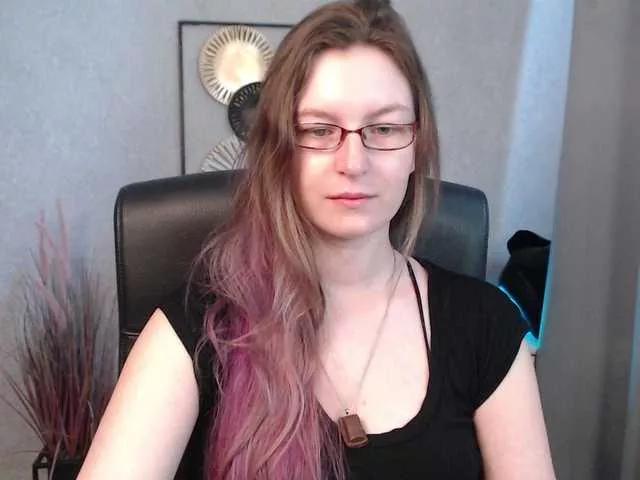 Discover our girls online shows and discover the company of countless livestreamers, with stunning shapes, sex toys and more.