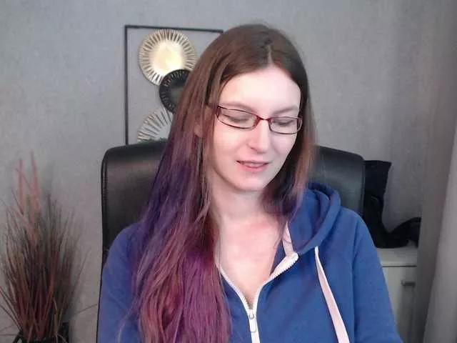 Discover our girls online shows and discover the company of countless livestreamers, with stunning shapes, sex toys and more.