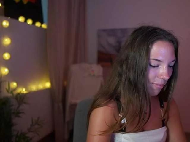 Discover our girls online shows and discover the company of countless livestreamers, with stunning shapes, sex toys and more.