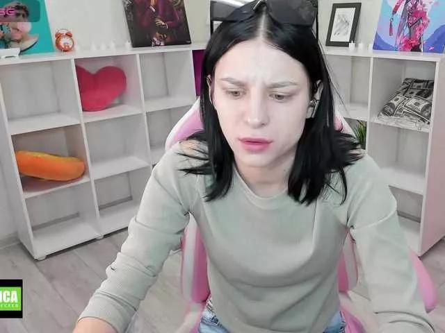 Discover our girls online shows and discover the company of countless livestreamers, with stunning shapes, sex toys and more.