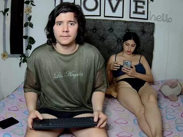 Discover our girls online shows and discover the company of countless livestreamers, with stunning shapes, sex toys and more.