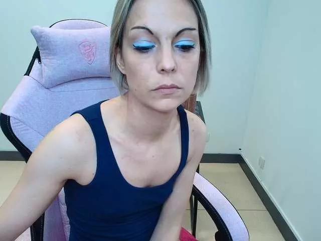 Discover our girls online shows and discover the company of countless livestreamers, with stunning shapes, sex toys and more.