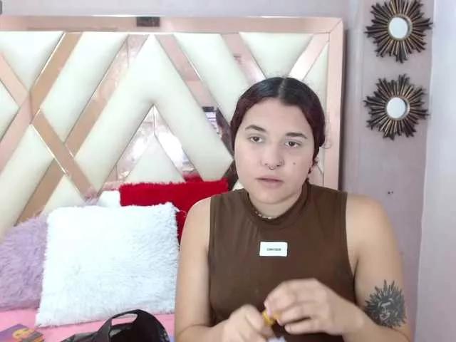 Discover our girls online shows and discover the company of countless livestreamers, with stunning shapes, sex toys and more.