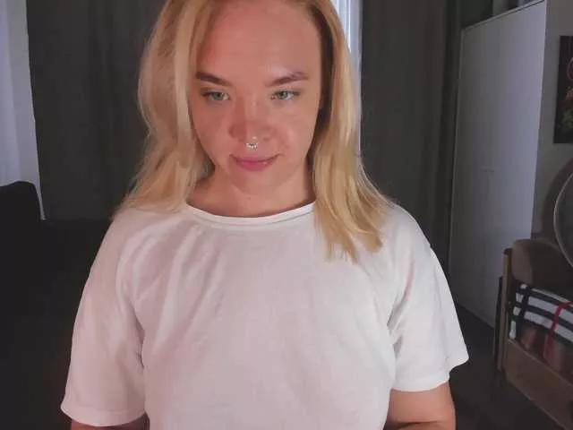 Discover our girls online shows and discover the company of countless livestreamers, with stunning shapes, sex toys and more.