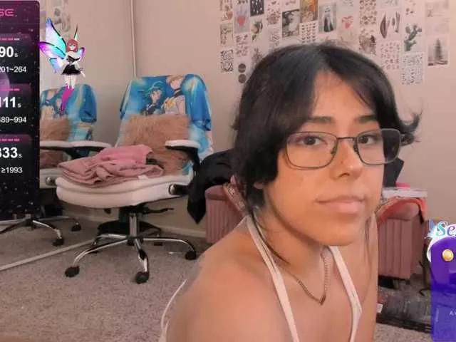 Discover our girls online shows and discover the company of countless livestreamers, with stunning shapes, sex toys and more.