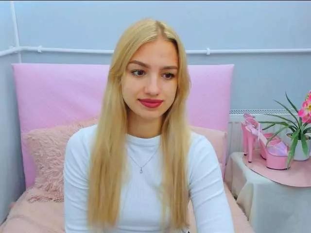 Discover our girls online shows and discover the company of countless livestreamers, with stunning shapes, sex toys and more.
