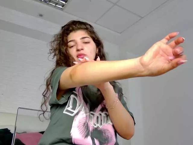 Discover our girls online shows and discover the company of countless livestreamers, with stunning shapes, sex toys and more.