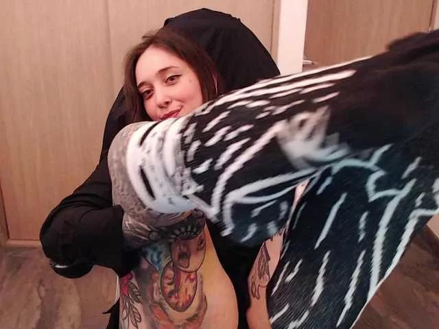 Discover our girls online shows and discover the company of countless livestreamers, with stunning shapes, sex toys and more.