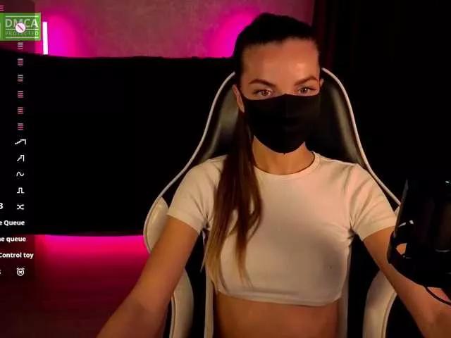 Discover our girls online shows and discover the company of countless livestreamers, with stunning shapes, sex toys and more.