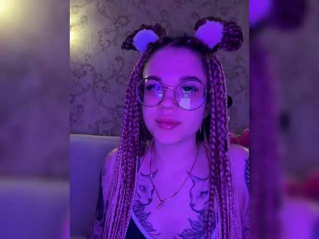 Discover our girls online shows and discover the company of countless livestreamers, with stunning shapes, sex toys and more.