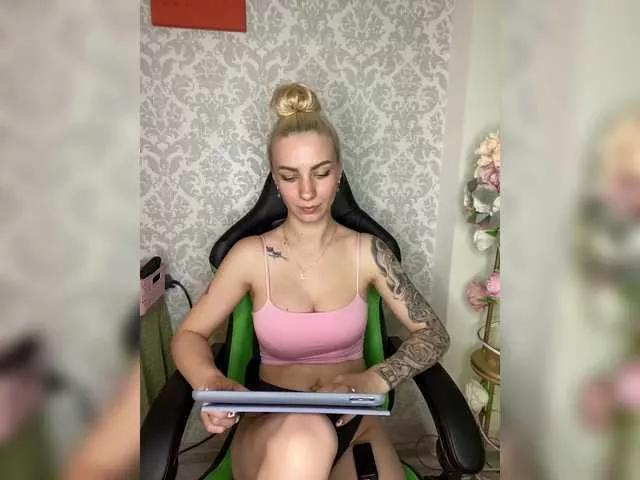 Discover our girls online shows and discover the company of countless livestreamers, with stunning shapes, sex toys and more.
