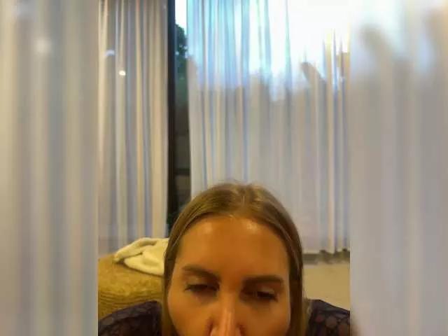 Discover our girls online shows and discover the company of countless livestreamers, with stunning shapes, sex toys and more.
