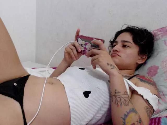 Discover our girls online shows and discover the company of countless livestreamers, with stunning shapes, sex toys and more.