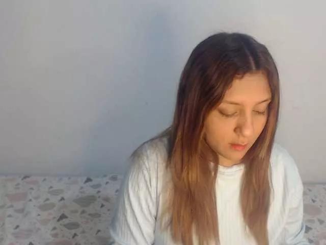 Discover our girls online shows and discover the company of countless livestreamers, with stunning shapes, sex toys and more.