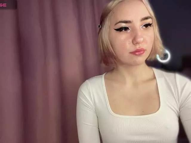 Discover our girls online shows and discover the company of countless livestreamers, with stunning shapes, sex toys and more.