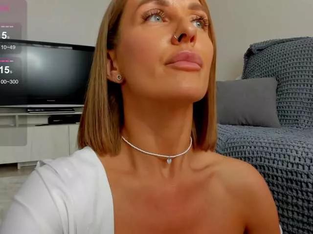 Discover our girls online shows and discover the company of countless livestreamers, with stunning shapes, sex toys and more.