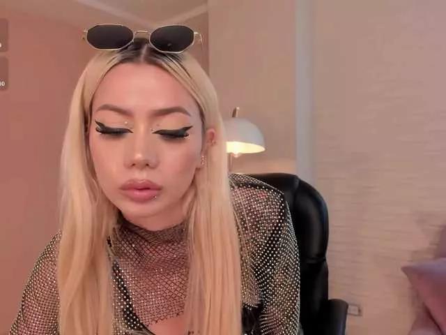 Discover our girls online shows and discover the company of countless livestreamers, with stunning shapes, sex toys and more.