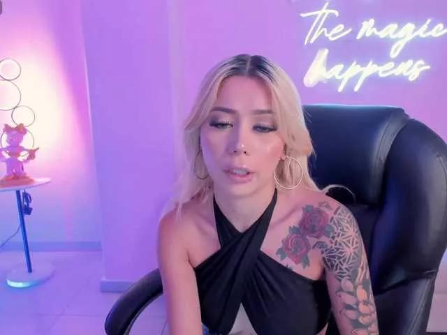 Discover our girls online shows and discover the company of countless livestreamers, with stunning shapes, sex toys and more.
