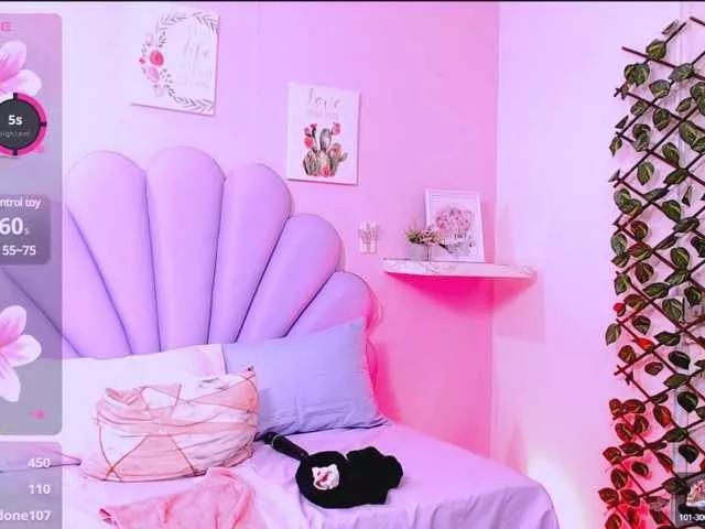 Discover our girls online shows and discover the company of countless livestreamers, with stunning shapes, sex toys and more.