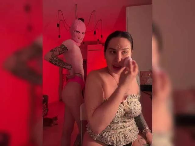 Discover our girls online shows and discover the company of countless livestreamers, with stunning shapes, sex toys and more.