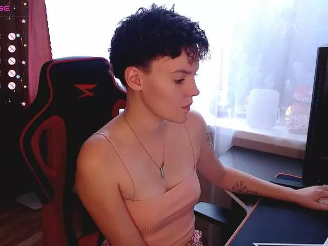 Discover our girls online shows and discover the company of countless livestreamers, with stunning shapes, sex toys and more.