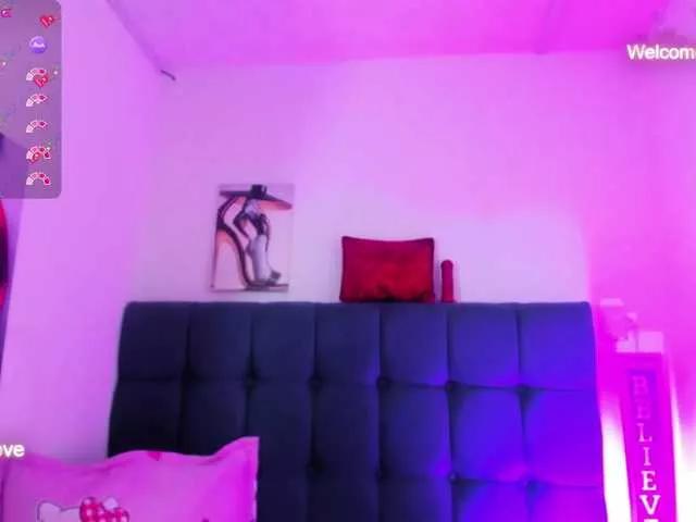 Discover our girls online shows and discover the company of countless livestreamers, with stunning shapes, sex toys and more.