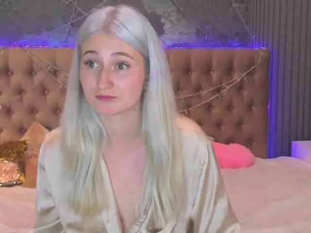 Discover our girls online shows and discover the company of countless livestreamers, with stunning shapes, sex toys and more.