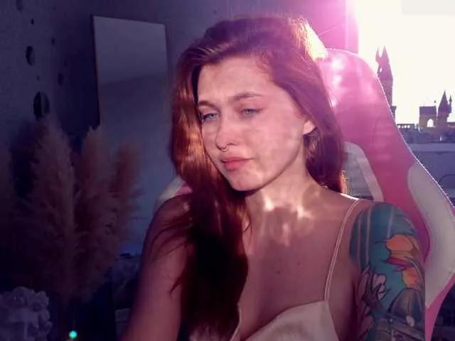 Discover our girls online shows and discover the company of countless livestreamers, with stunning shapes, sex toys and more.
