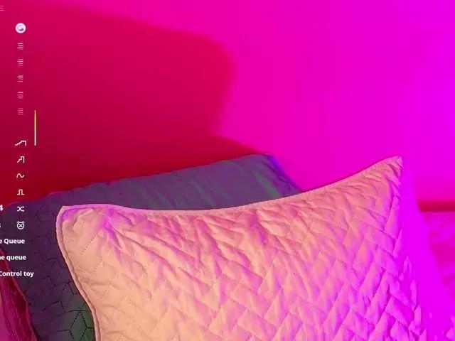 Discover our girls online shows and discover the company of countless livestreamers, with stunning shapes, sex toys and more.