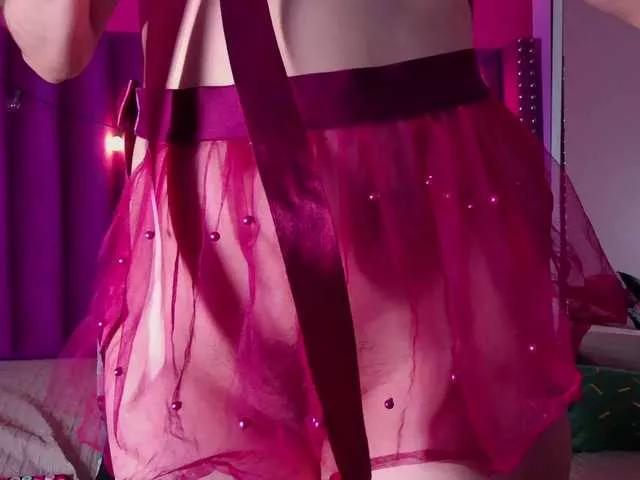 Discover our girls online shows and discover the company of countless livestreamers, with stunning shapes, sex toys and more.