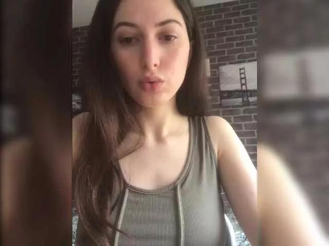 Discover our girls online shows and discover the company of countless livestreamers, with stunning shapes, sex toys and more.