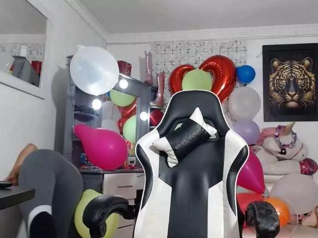 Discover our girls online shows and discover the company of countless livestreamers, with stunning shapes, sex toys and more.