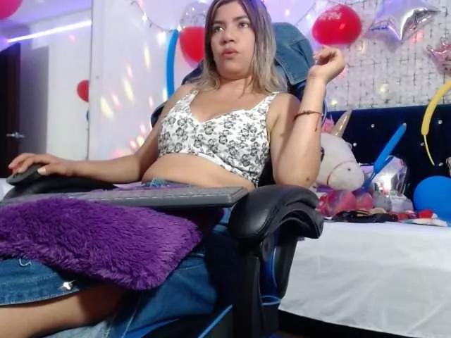 Discover our girls online shows and discover the company of countless livestreamers, with stunning shapes, sex toys and more.