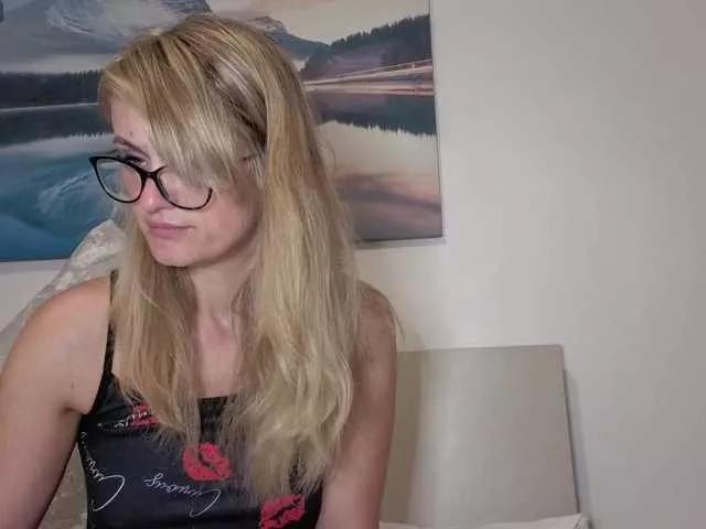 Discover our girls online shows and discover the company of countless livestreamers, with stunning shapes, sex toys and more.