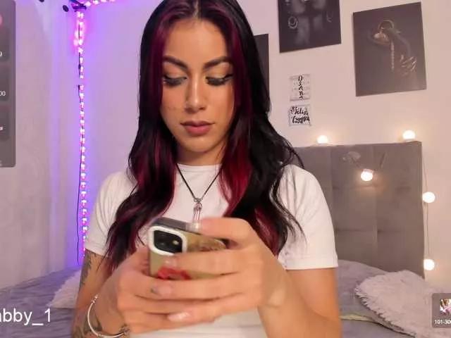 Discover our girls online shows and discover the company of countless livestreamers, with stunning shapes, sex toys and more.