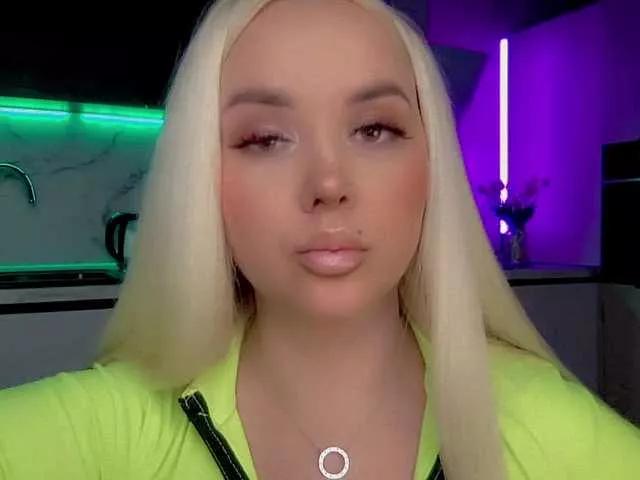 Discover our girls online shows and discover the company of countless livestreamers, with stunning shapes, sex toys and more.