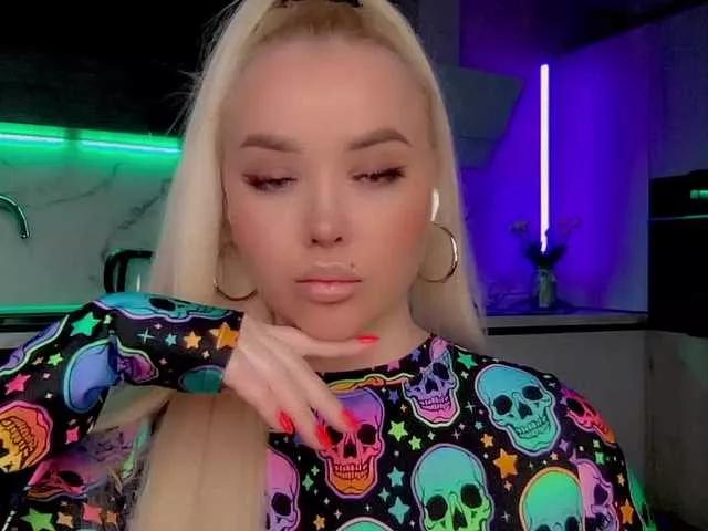 Discover our girls online shows and discover the company of countless livestreamers, with stunning shapes, sex toys and more.