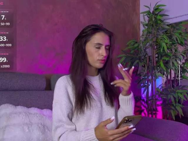 Discover our girls online shows and discover the company of countless livestreamers, with stunning shapes, sex toys and more.