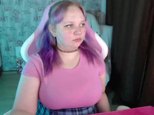 Discover our girls online shows and discover the company of countless livestreamers, with stunning shapes, sex toys and more.